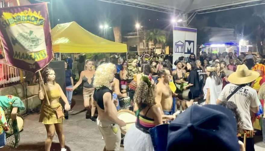 Suburbaque Maracatu enche as ruas de Mogi na primeira noite de Carnaval