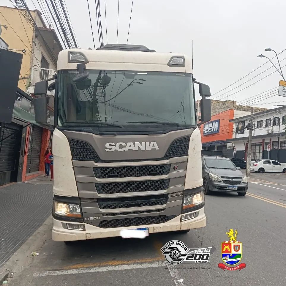 Polícia Militar recupera caminhão roubado, em Itaquaquecetuba