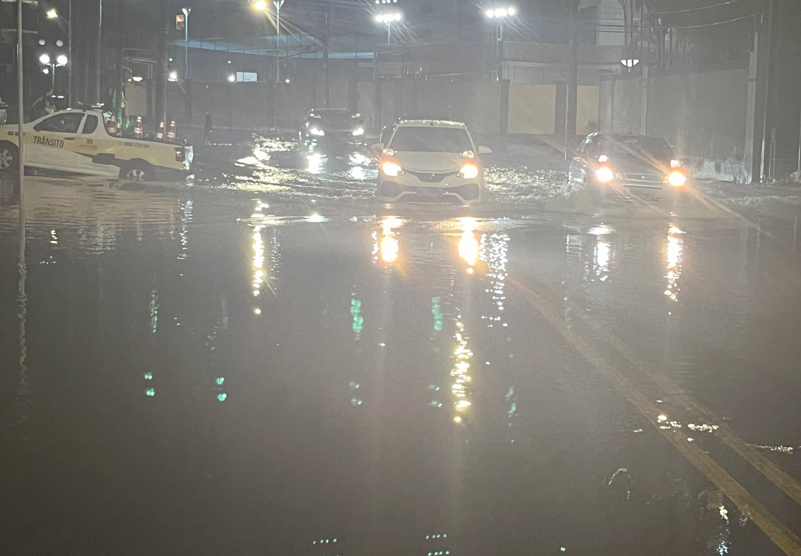 Após chuva, ruas se transformam em rios em Mogi das Cruzes