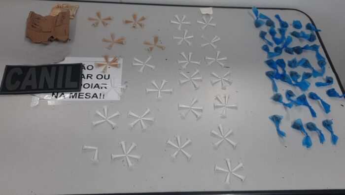 Mulher acompanhada de menor é presa por tráfico de drogas, em Suzano
