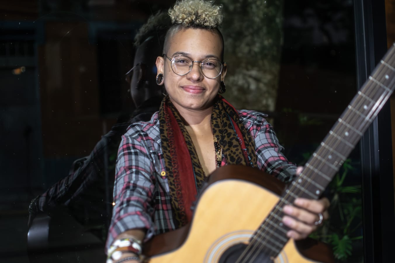 Dâmi Guita lança EP 'Sou Prisma, Sou Canal' no Theatro Vasques em homenagem ao Dia das Mulheres