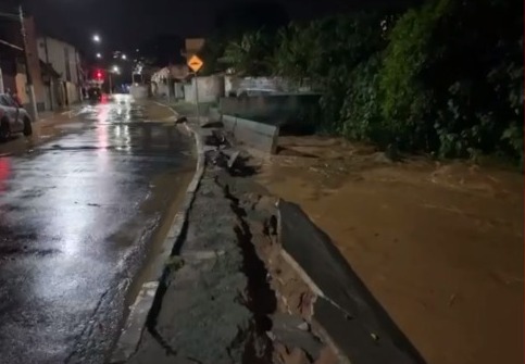 Chuva forte causa estragos em Santa Isabel; queda de muro interdita rua