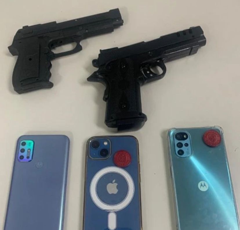 Homens são presos por roubo em Itaquaquecetuba; PM apreende simulacros de arma e celulares