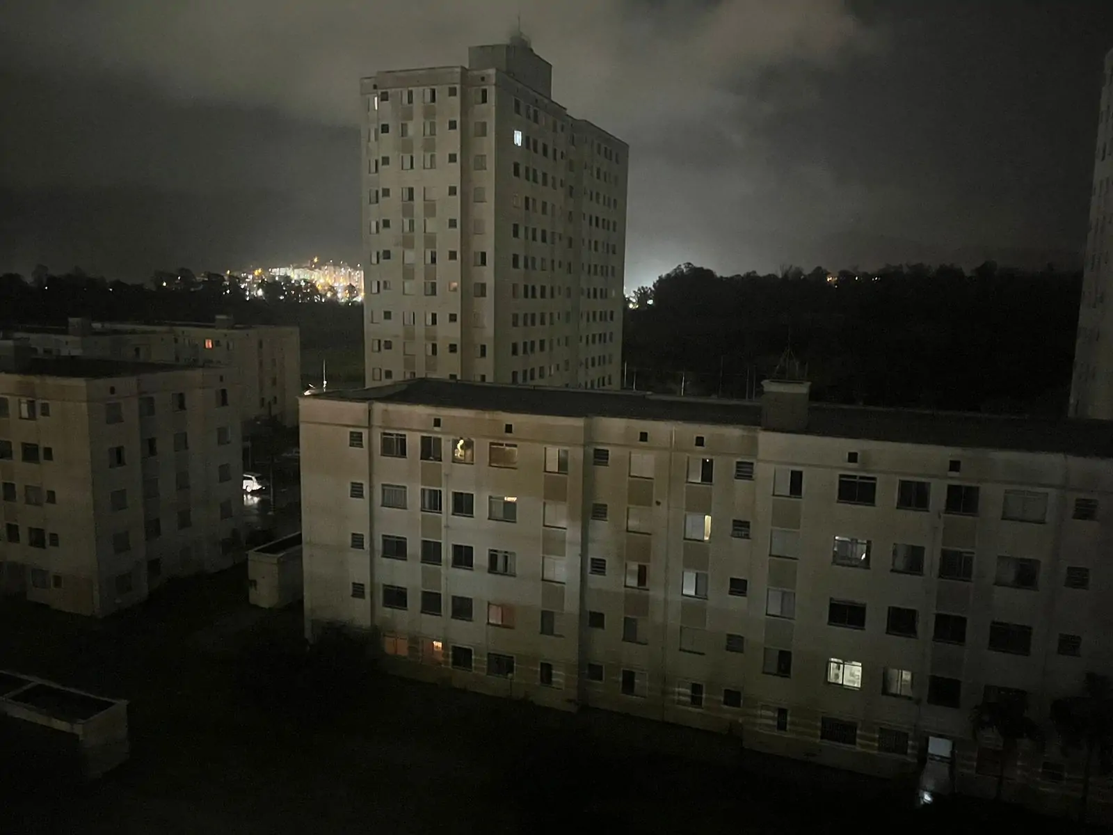 Bairro Mogilar fica sem luz após temporal em Mogi das Cruzes