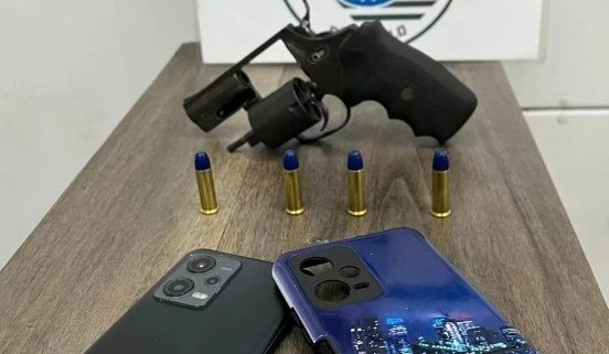Homem é preso e adolescente é apreendido por roubo e posse ilegal de arma