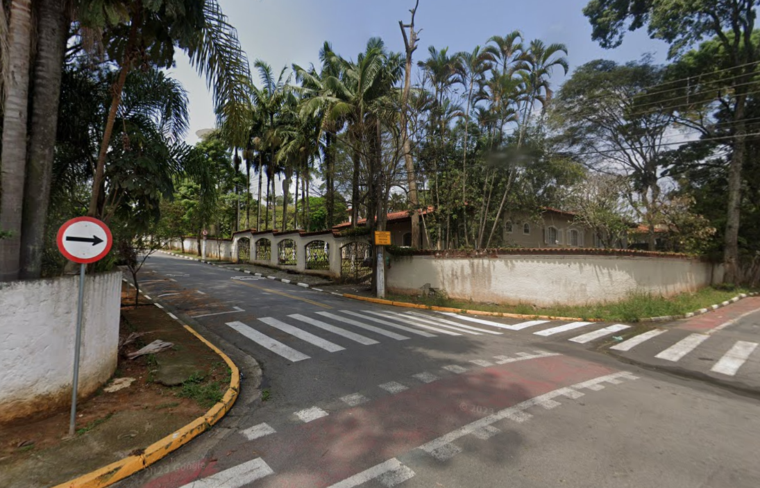 Carro capota e deixa duas pessoas feridas, em Ferraz
