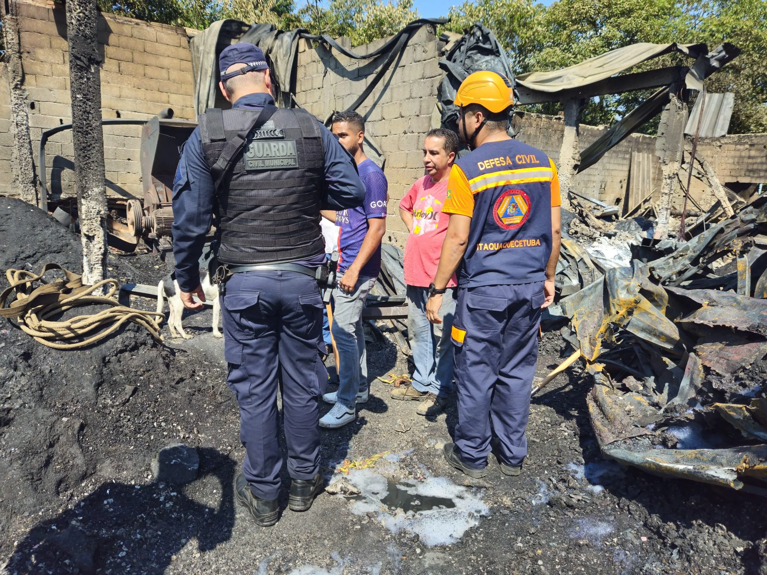 Após incêndio, Defesa Civil de Itaquá interdita e monitora depósito de recicláveis