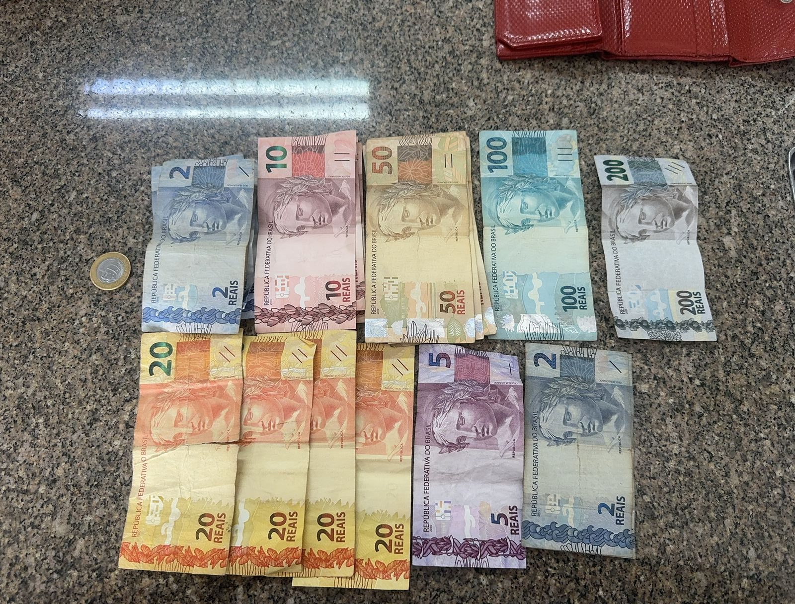 Homem levanta suspeitas e PM apreende drogas e dinheiro falso em Guararema