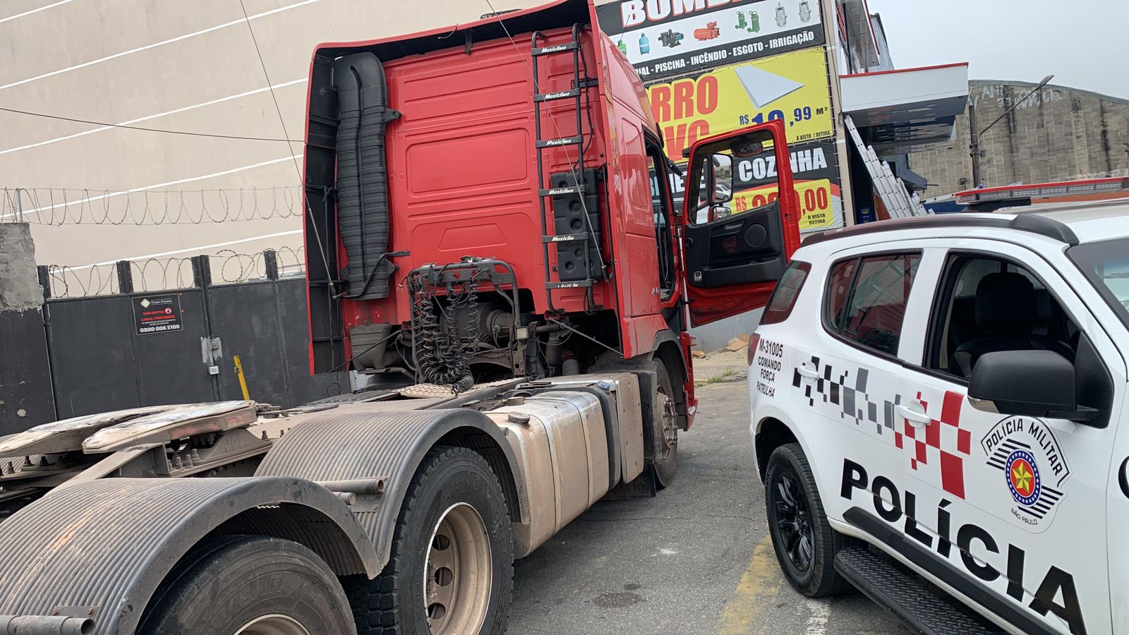 Após batida, motorista de caminhão tenta fugir de policiais e acaba detido em Itaquá