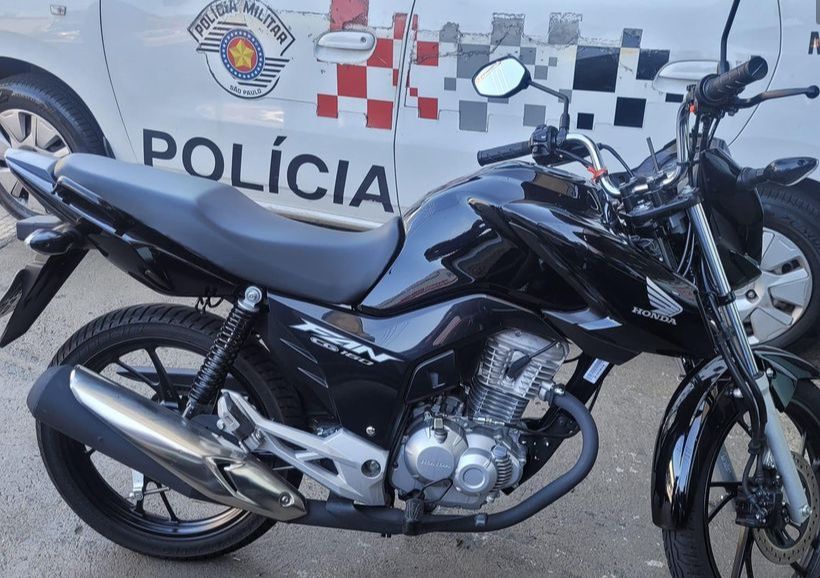 Homem tenta furtar moto dentro de estacionamento de mercado, mas acaba preso