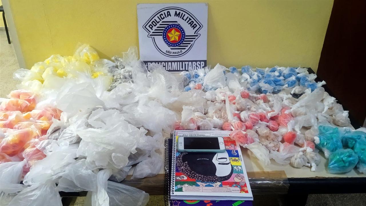 PM prende dupla com mais de 4kg de drogas escondidas