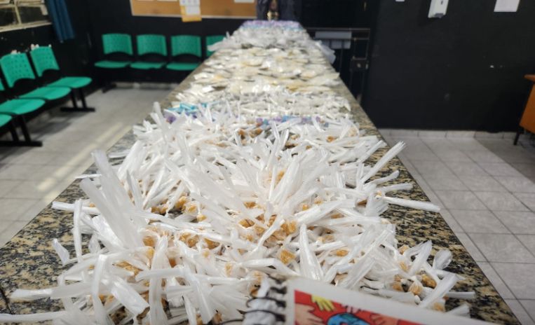Polícia apreende mais de 2 mil porções de drogas em casa abandonada