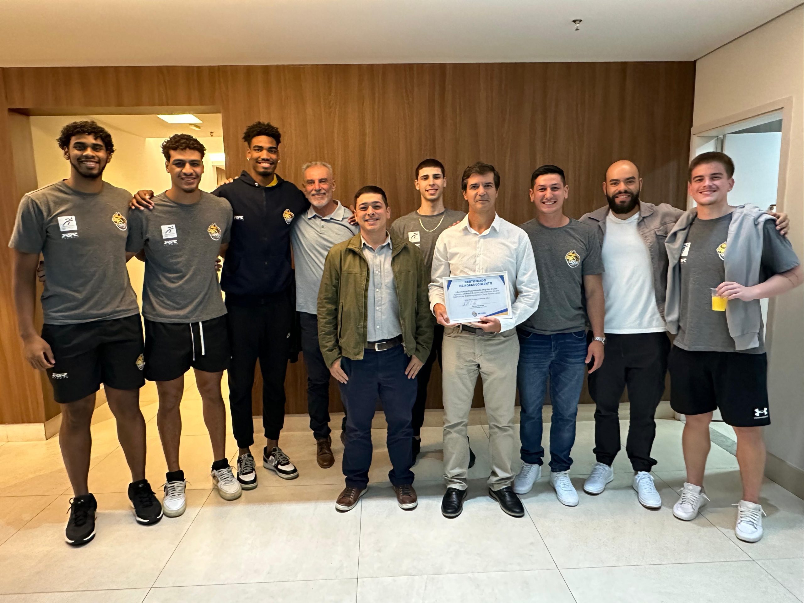 Mogi Basquete entrega Certificado de Agradecimento à Embu S.A por ser o patrocinador mais antigo do time