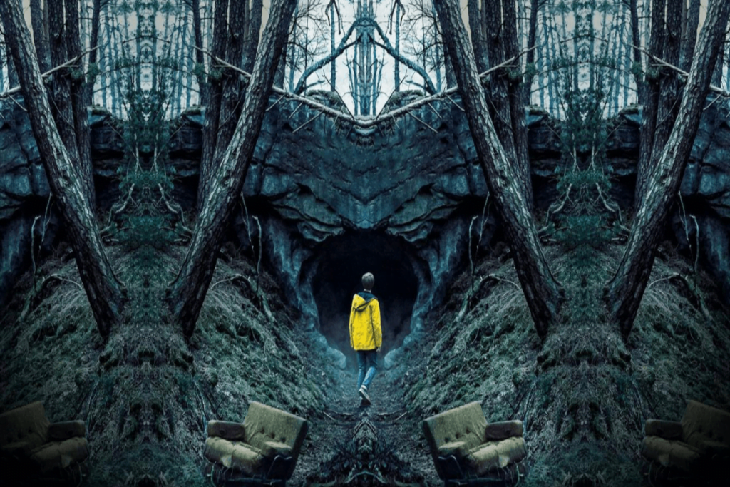 Homem de frente para uma caverna na floresta usando uma capa de chuva amarela