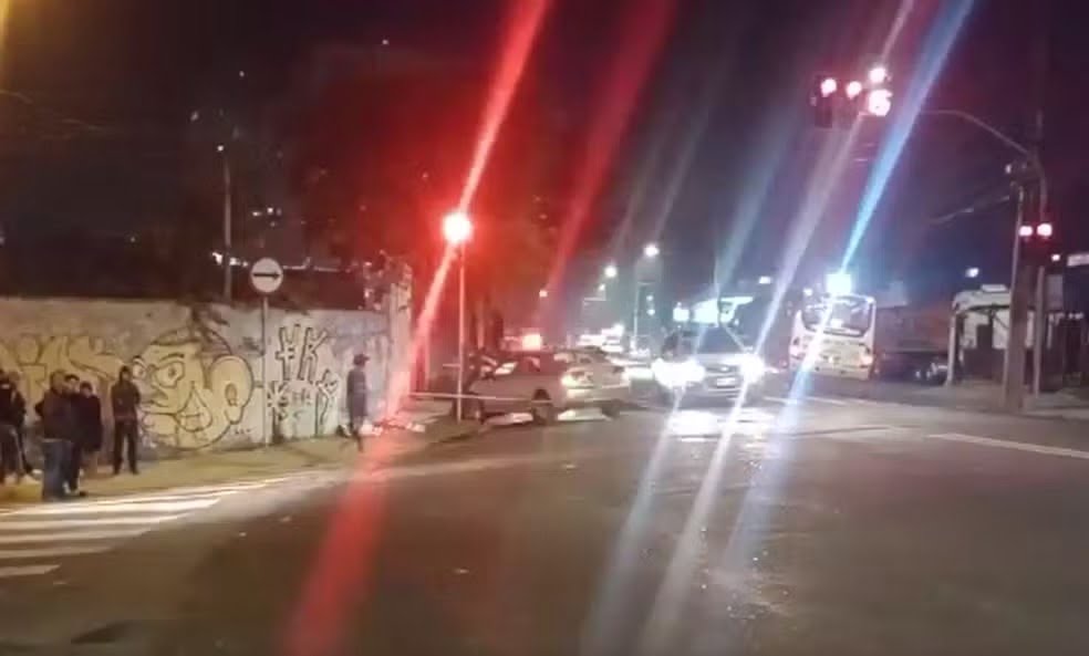 Idoso morre após mal súbito enquanto dirigia em Mogi; veículo colidiu com uma árvore