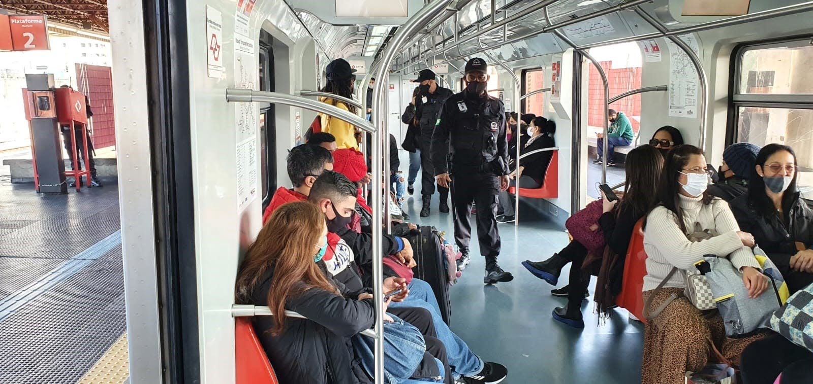 Passageiro armado com barra de ferro se envolve em briga e causa tumulto na Linha 11-Coral