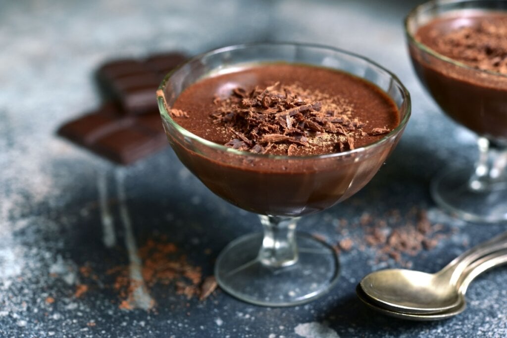 Mousse de chocolate em uma taça em cima de uma superfície lisa