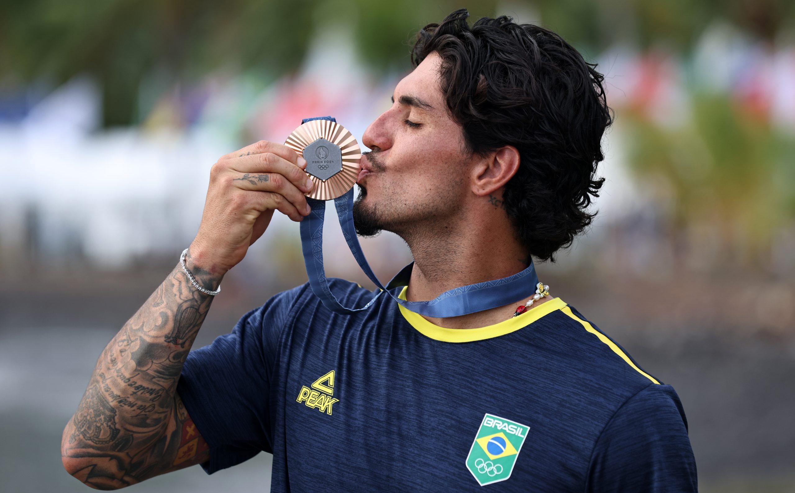 Gabriel Medina garante bronze para o Brasil no surfe masculino