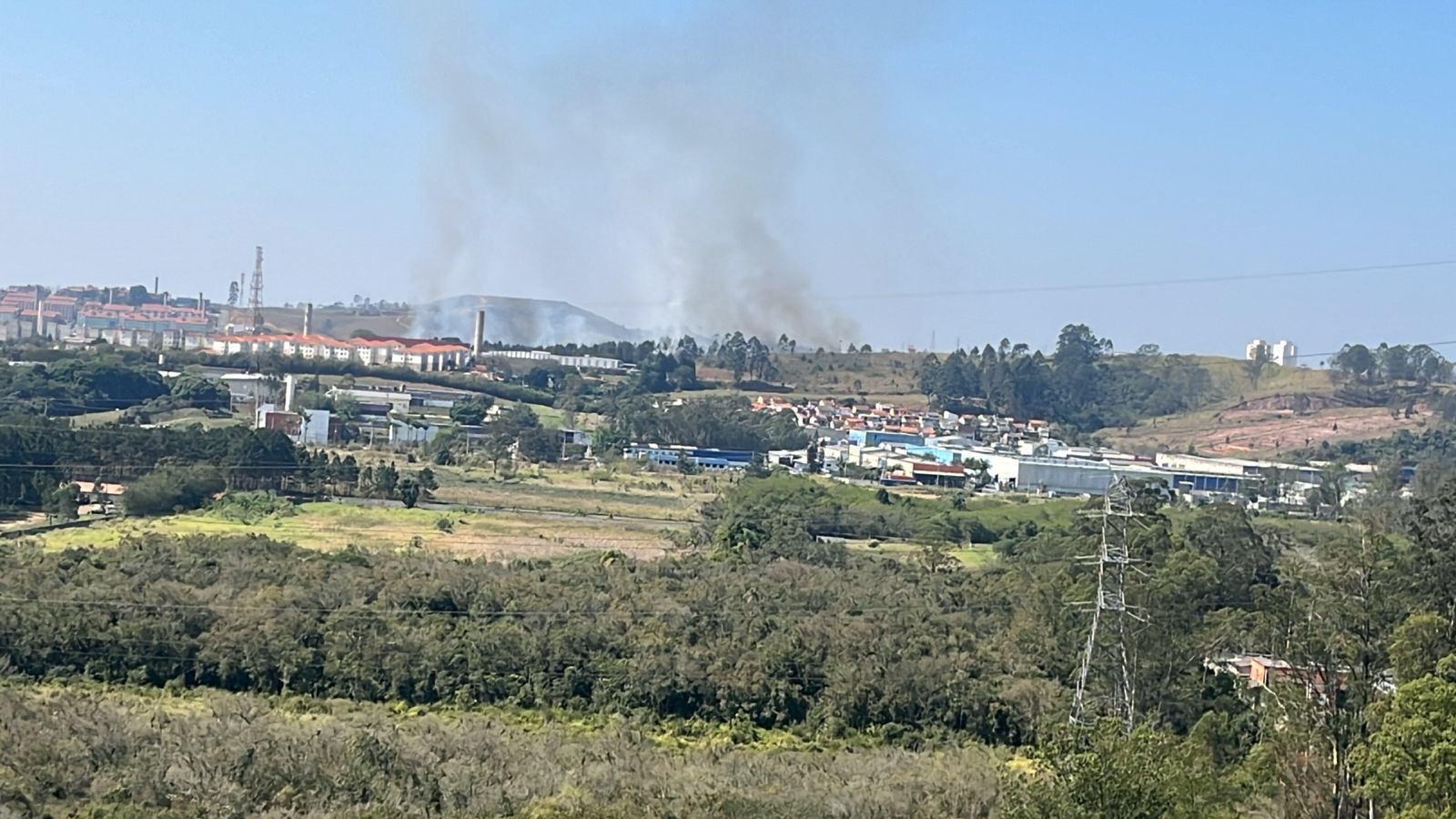 Bombeiros registram 3 incêndios por dia em área de vegetação no Alto Tietê em agosto