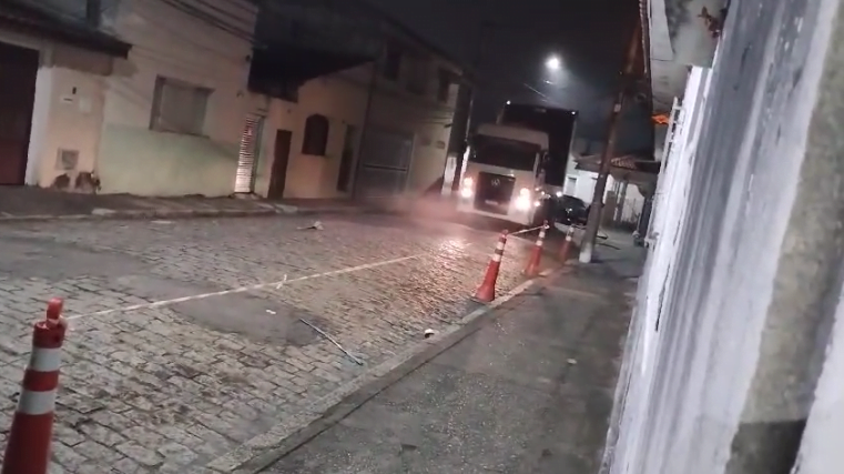 VÍDEO: Caminhão atinge fiação e deixa moradores sem internet, em Mogi