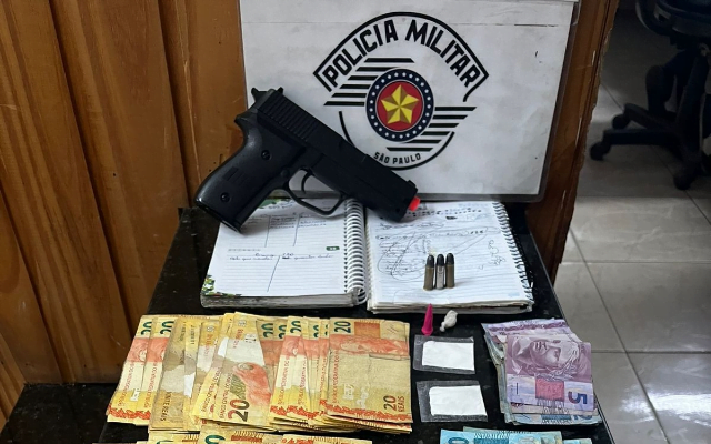 Suspeito de tráfico de drogas foge da Polícia pelo esgoto, em Santa Isabel