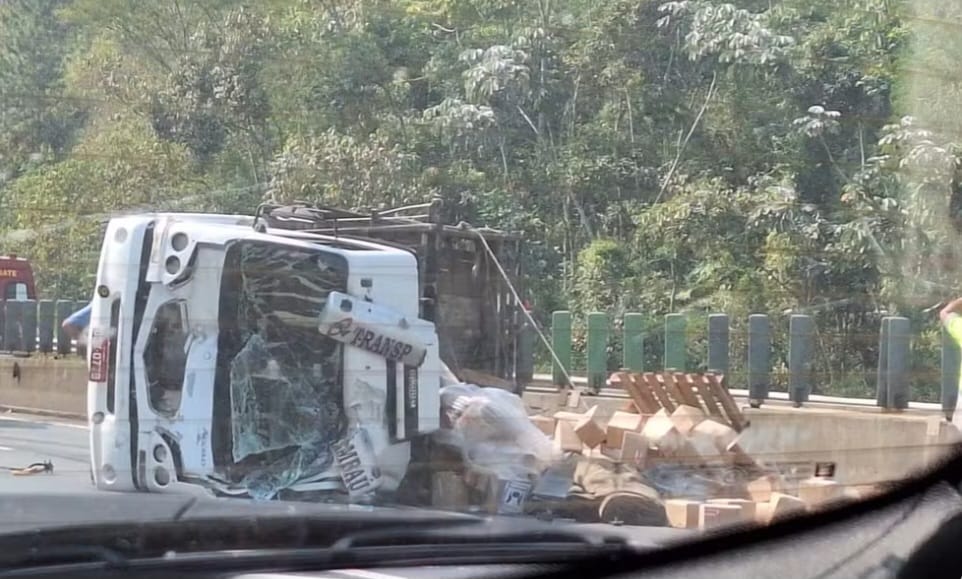 Acidente entre carreta, caminhão e veículo gera congestionamento na Mogi-Dutra