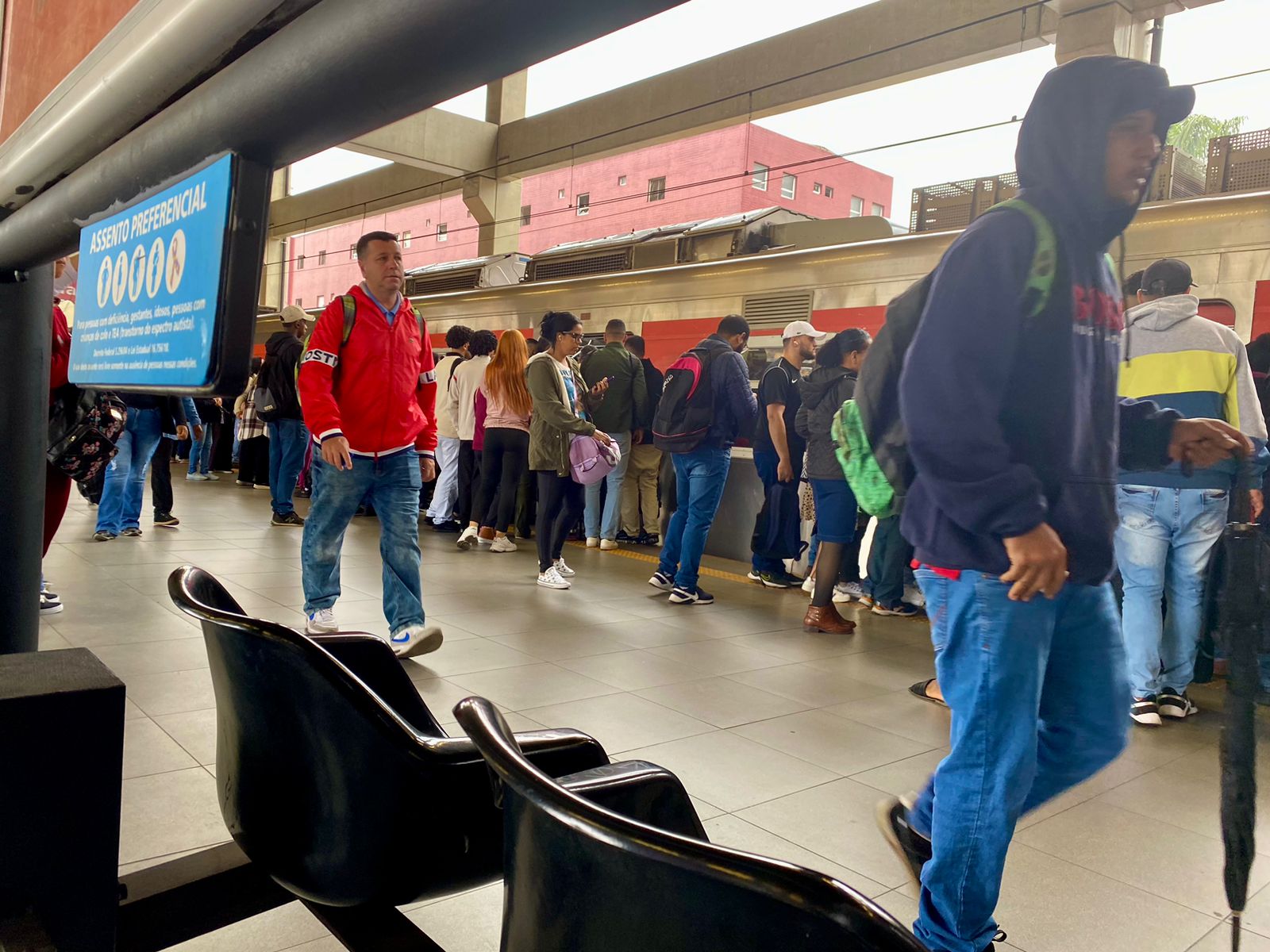 Falha na Linha 12-Safira afeta passageiros e compromete operação da Linha 11-Coral