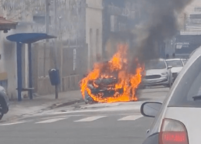 Vídeo: Carro pega fogo próximo a posto de combustível em Mogi
