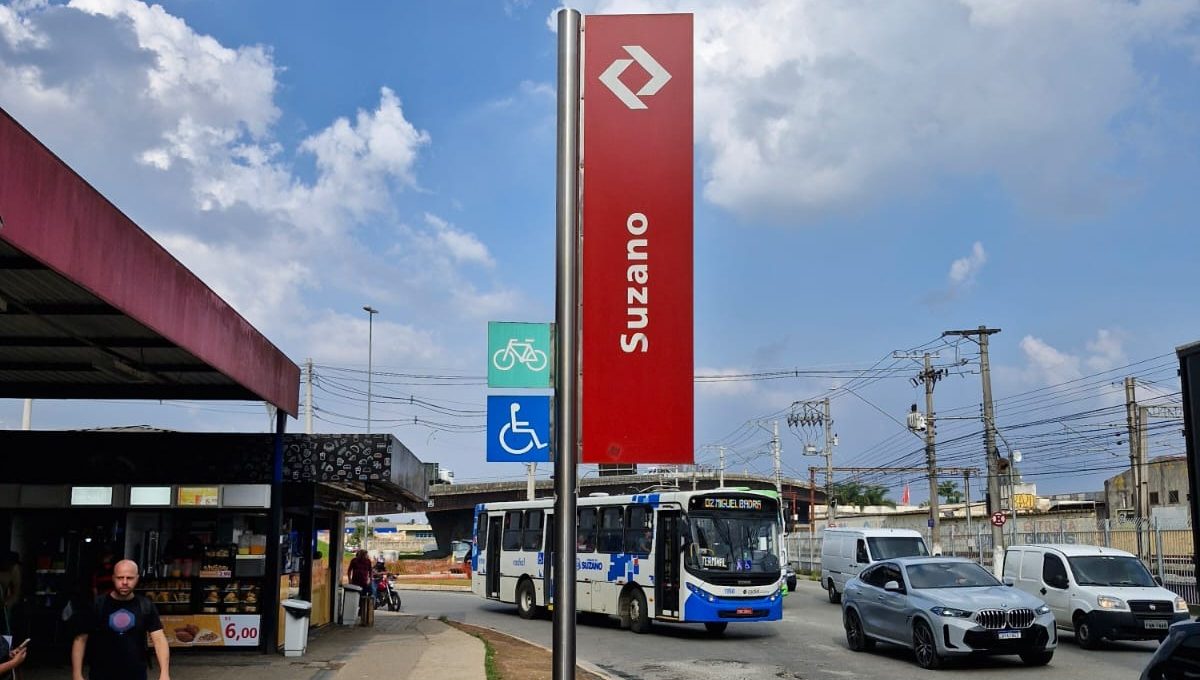 Mulher cai entre o trem e a plataforma na estação Suzano após esbarrar em malas de passageiro