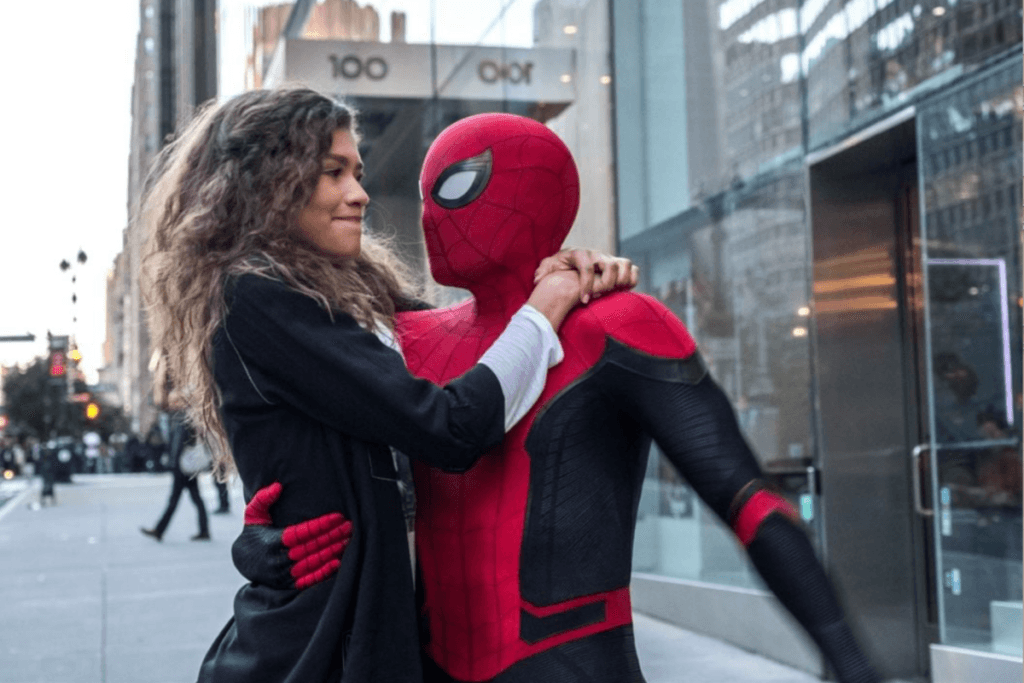 Peter Parker como Homem-Aranha e MJ (Zendaya) abraçados em Nova York