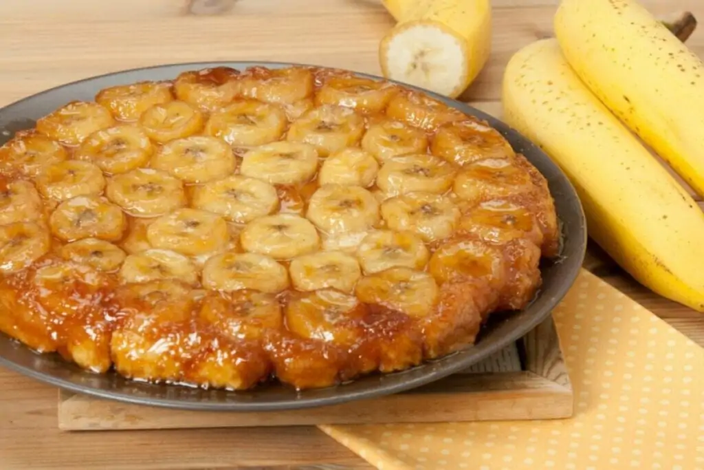 Torta de banana em uma forma de alumínio