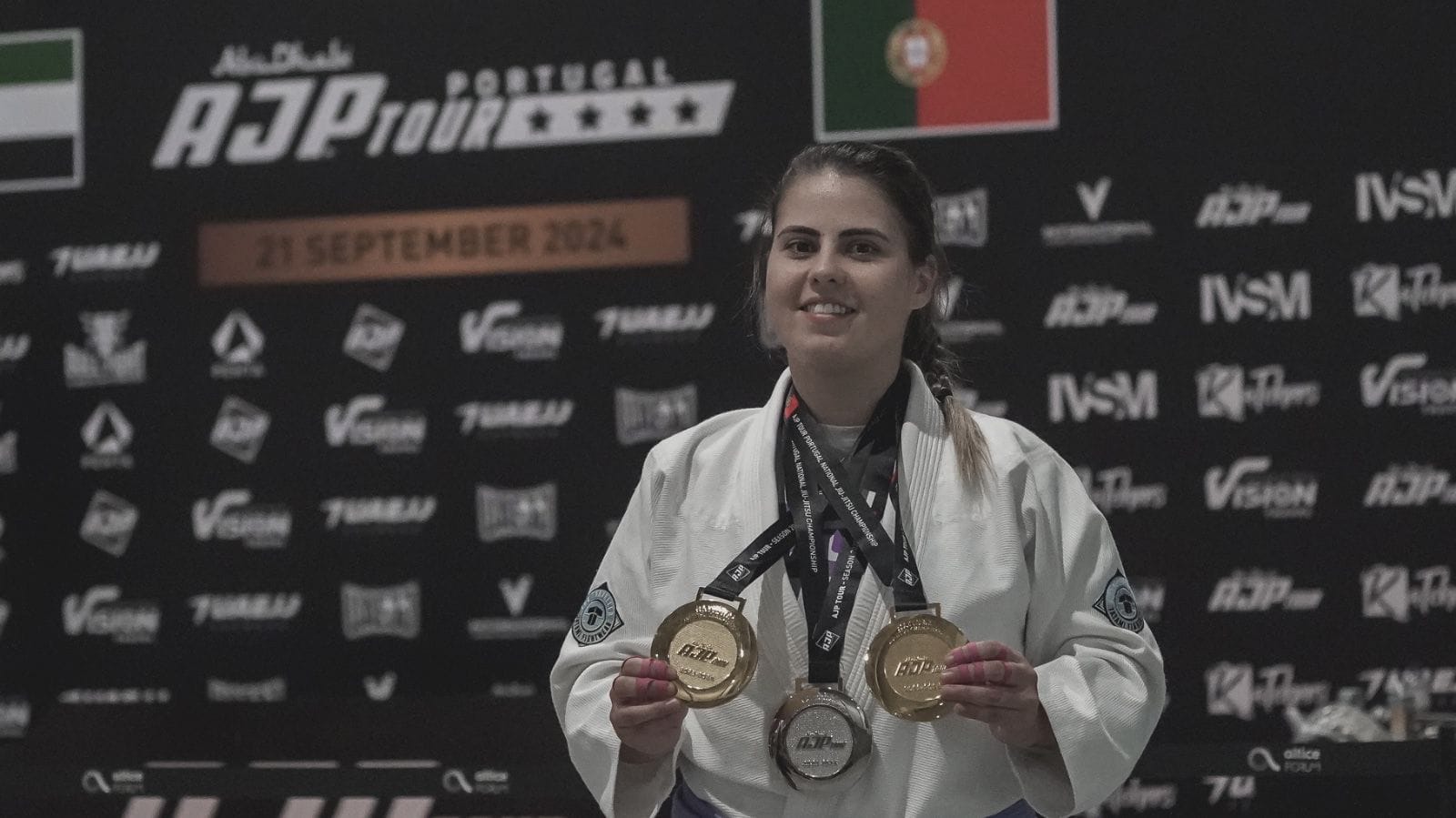 Mogiana conquista sete medalhas no jiu-jitsu neste ano e dá aulas exclusivas para mulheres em Portugal