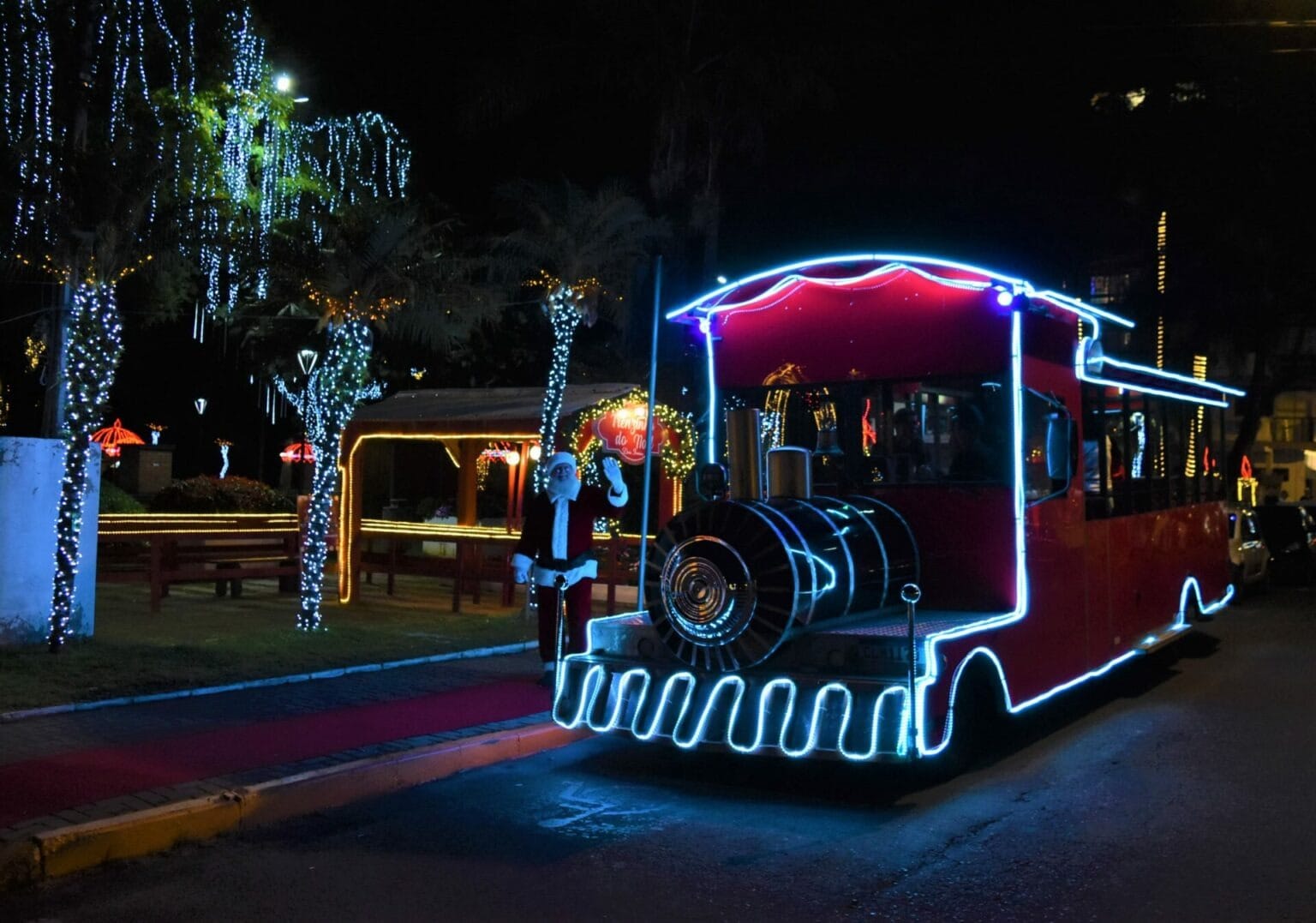Trenzinho de Natal leva crianças ao Castelo do Papai Noel em Ferraz de Vasconcelos