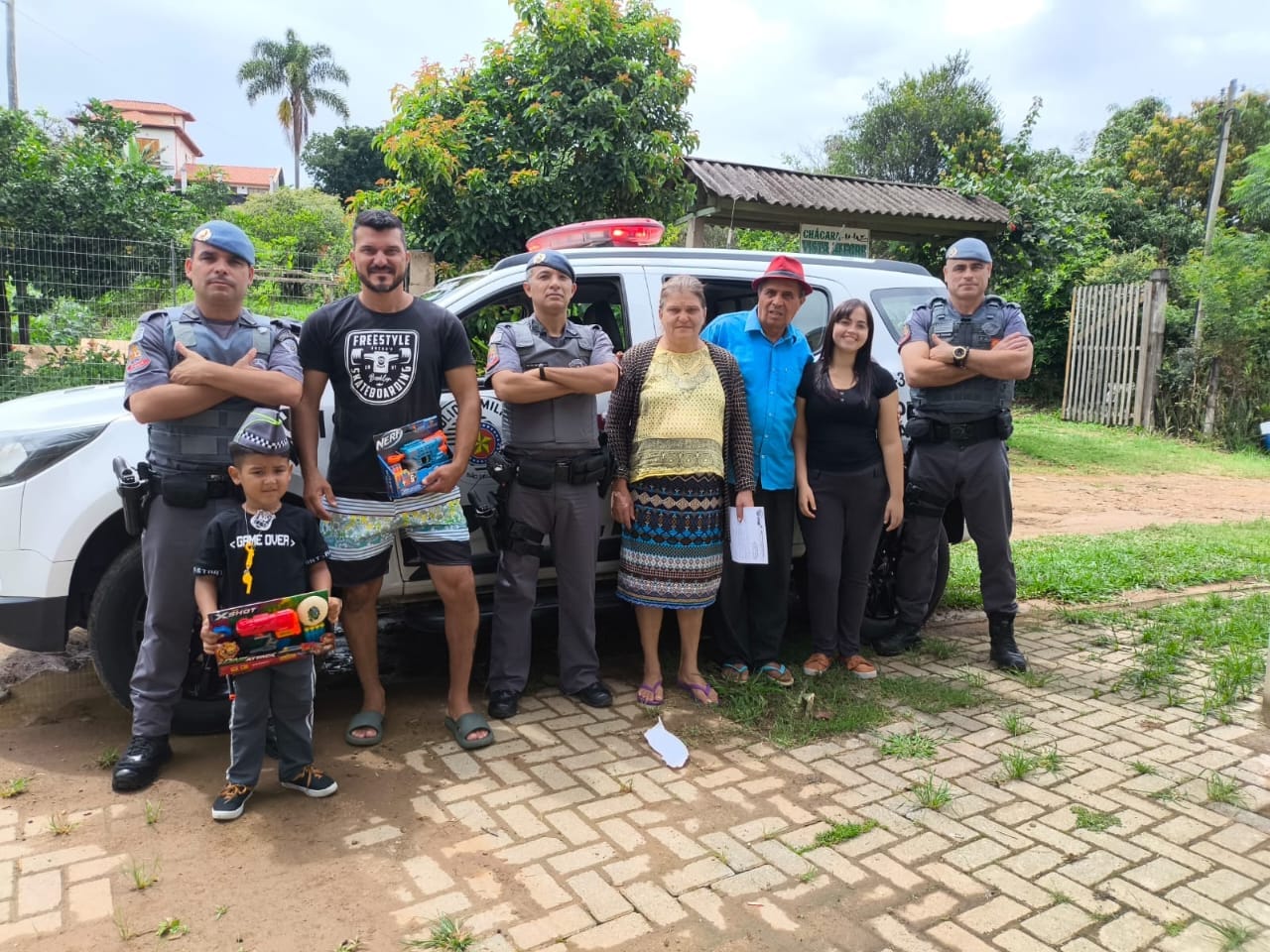 Menino de 3 anos pede ao Papai Noel e recebe presentes da PM de Santa Isabel