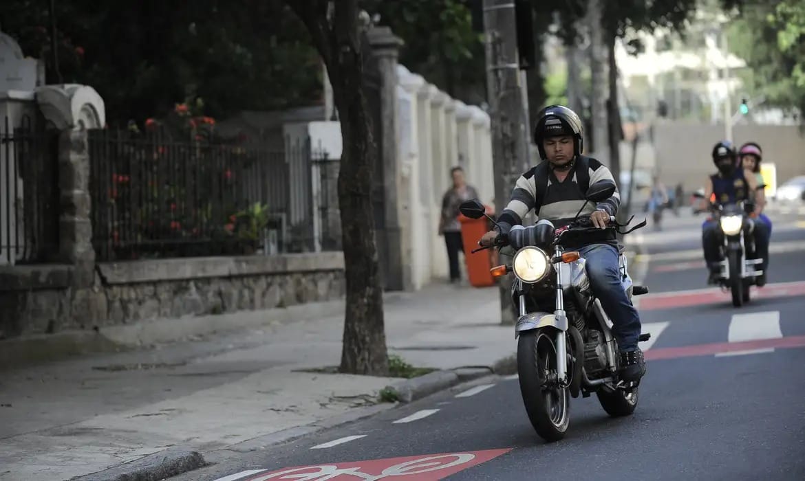 SP proíbe 99 de transportar passageiros em motos