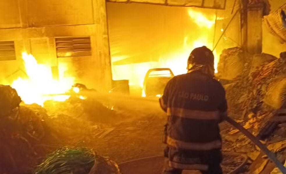 Galpão de recicláveis pega fogo em Itaquaquecetuba