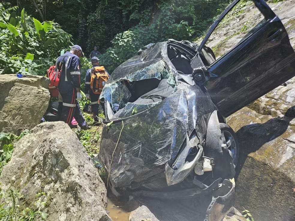 Carro cai de ribanceira, fica preso em cachoeira e deixa quatro feridos em Ilhabela