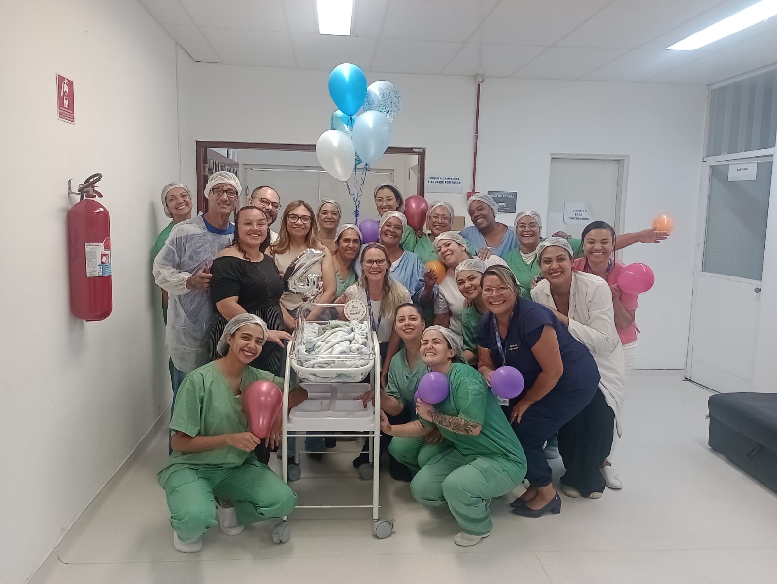 Bebê prematuro recebe alta após quatro meses de tratamento, em Suzano