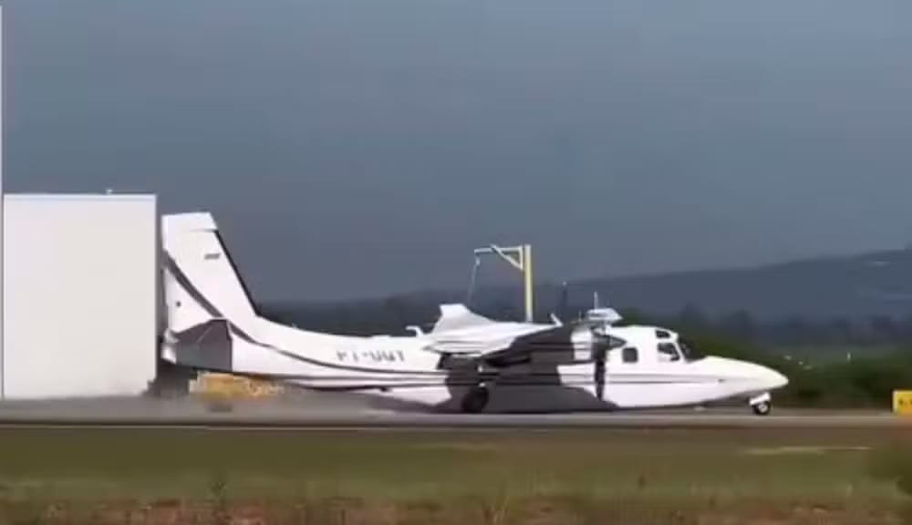 Avião faz pouso de barriga no aeroporto de Sorocaba