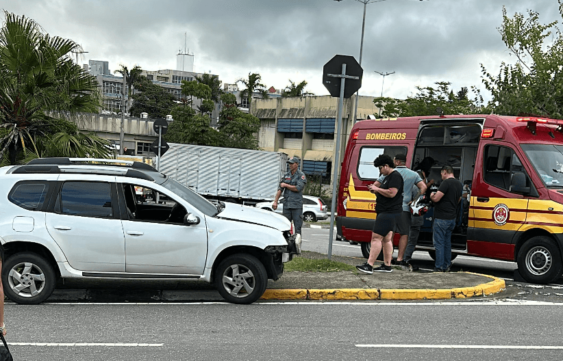 Frente do carro ficou destruída após a colisão | Ana Caroline Luminati.