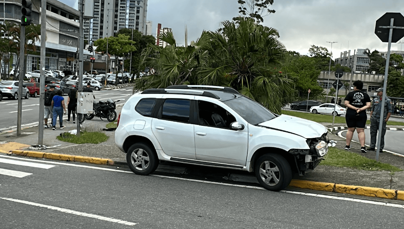 Acidente entre carro e moto deixa motociclista ferido próximo ao Mogi Shopping