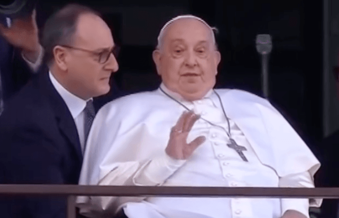 Papa Francisco recebe alta após quase 40 dias internado e faz parada para oração