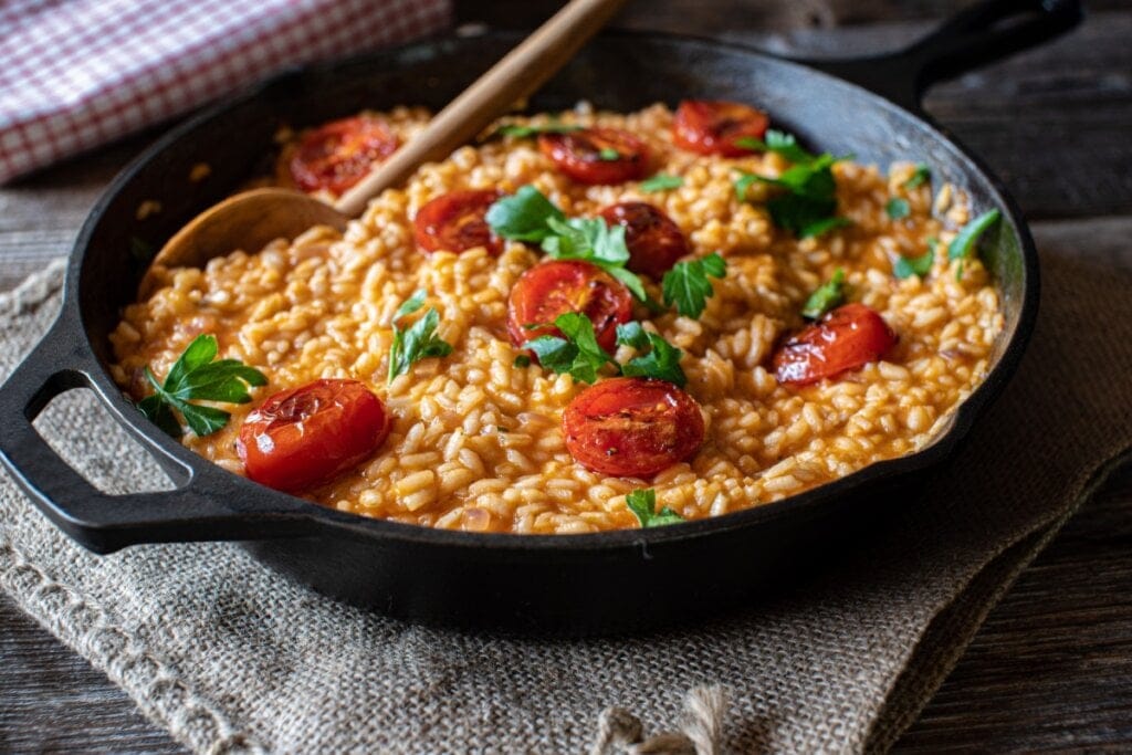 Risoto de tomate em panela preta