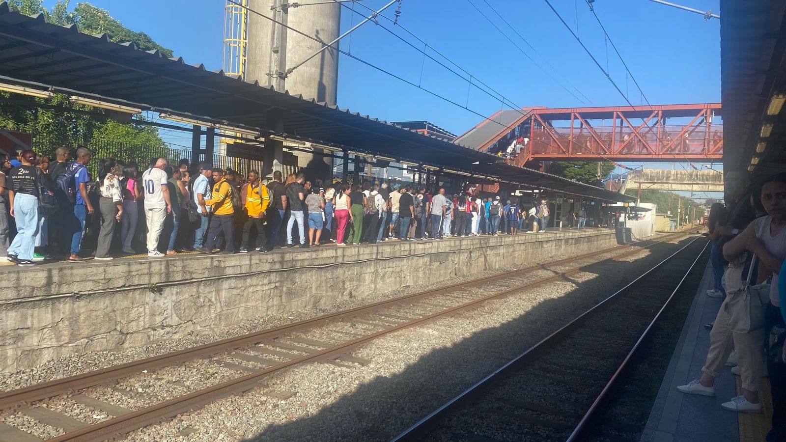 Pessoa cai nos trilhos na estação Suzano da CPTM e afeta circulação de trens