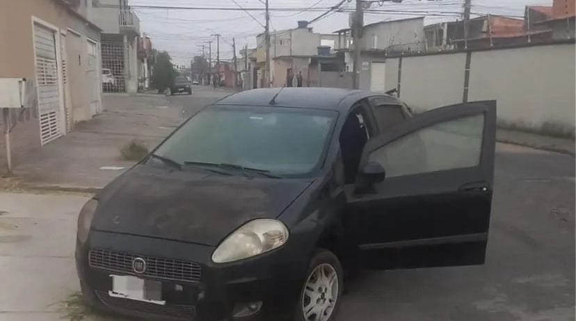 Trio arromba portão e furta carro em Mogi, mas é preso enquanto rebocava veículo