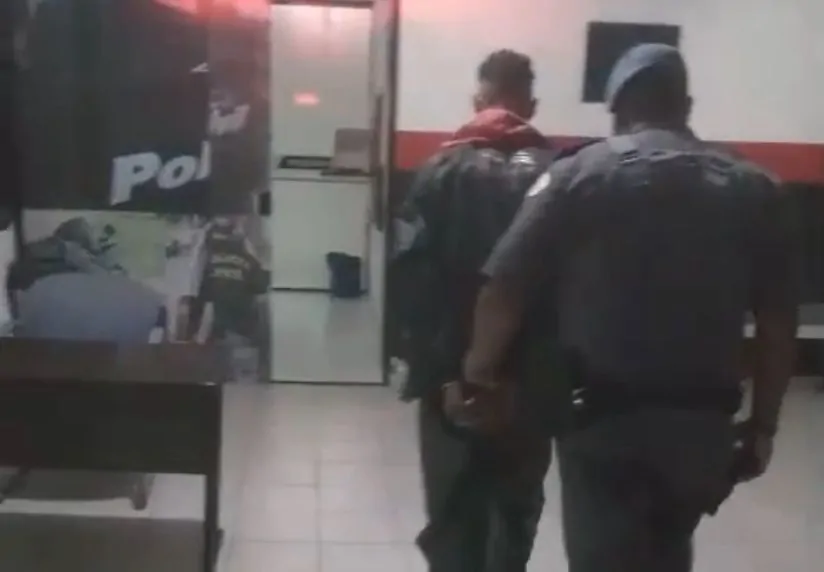 PM impede roubo de moto e prende suspeito em Arujá