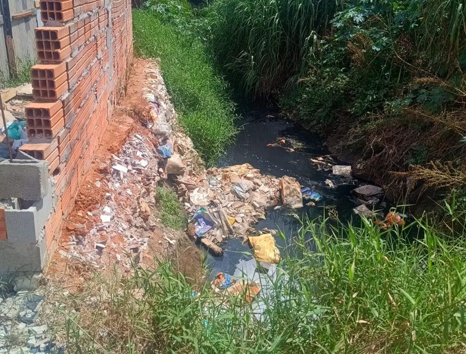 GCM de Mogi flagra invasão e descarte irregular em área de preservação ambiental