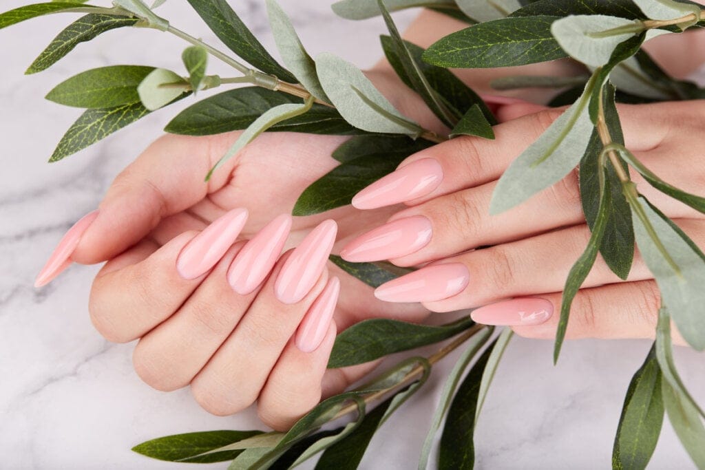 4 alongamentos para unhas que caíram no gosto das brasileiras