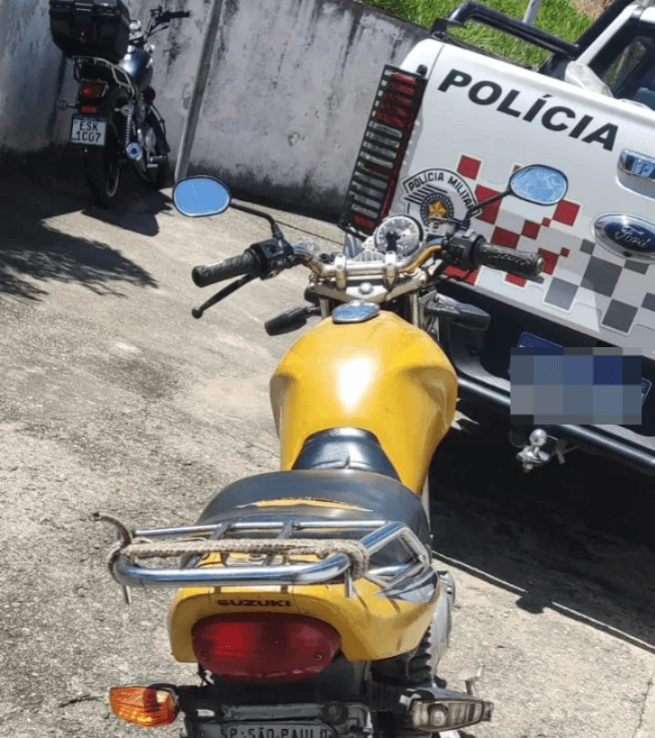 PM flagra adolescente pilotando moto e descobre que garupa era foragido, em Salesópolis