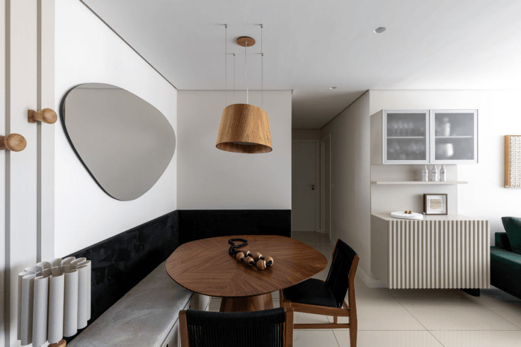 Sala de estar com móveis em cinza e mesa de madeira